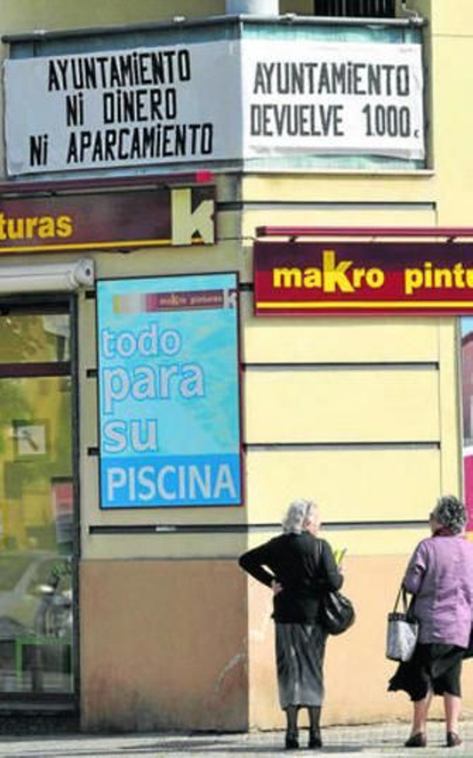 Una pancarta de protesta en la calle Pedro Vallina.
