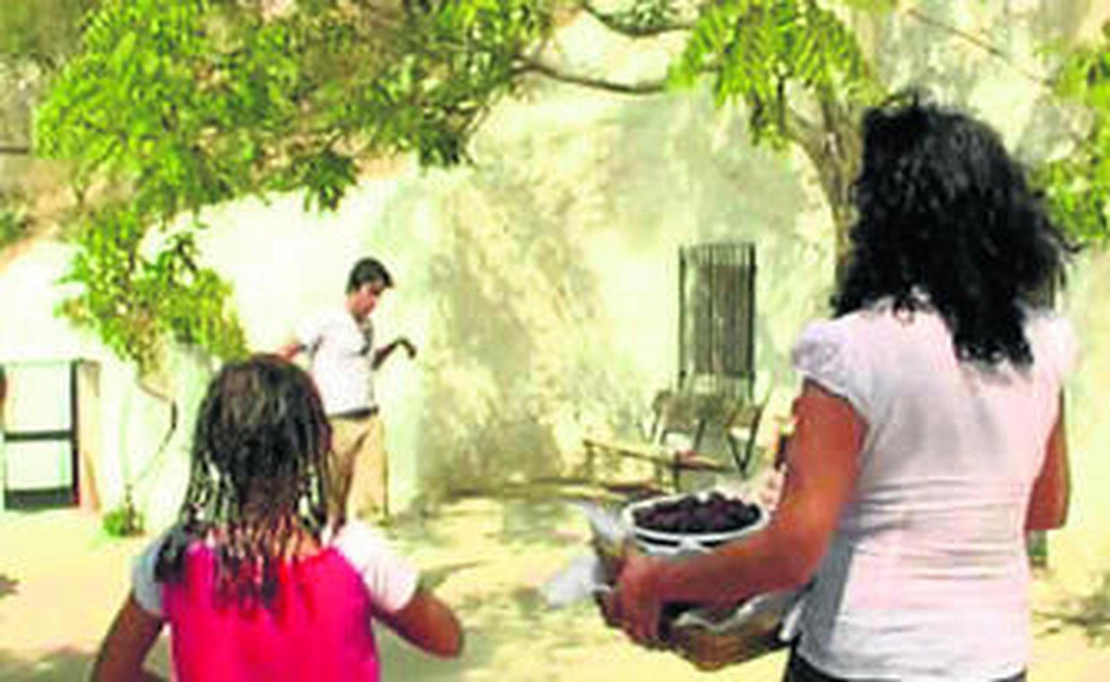 1. Los exteriores de este enclave situado en el Sacromonte. 2. La presidenta de la Asociación de Mujeres Gitanas Romí, Dolores Fernández y el delegado de Igualdad, Salud y Políticas Sociales, Higinio Almagro, presentaron ayer la guía.