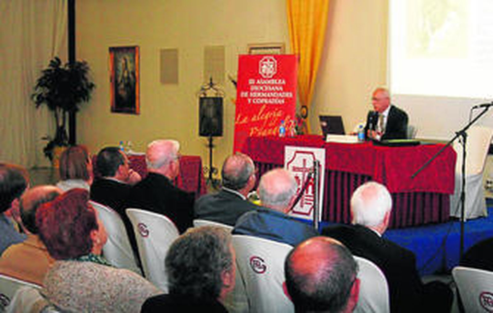 Jesús Bogarín expone las nuevas Normas Diocesanas en la III Asamblea de Hermandades y Cofradías.