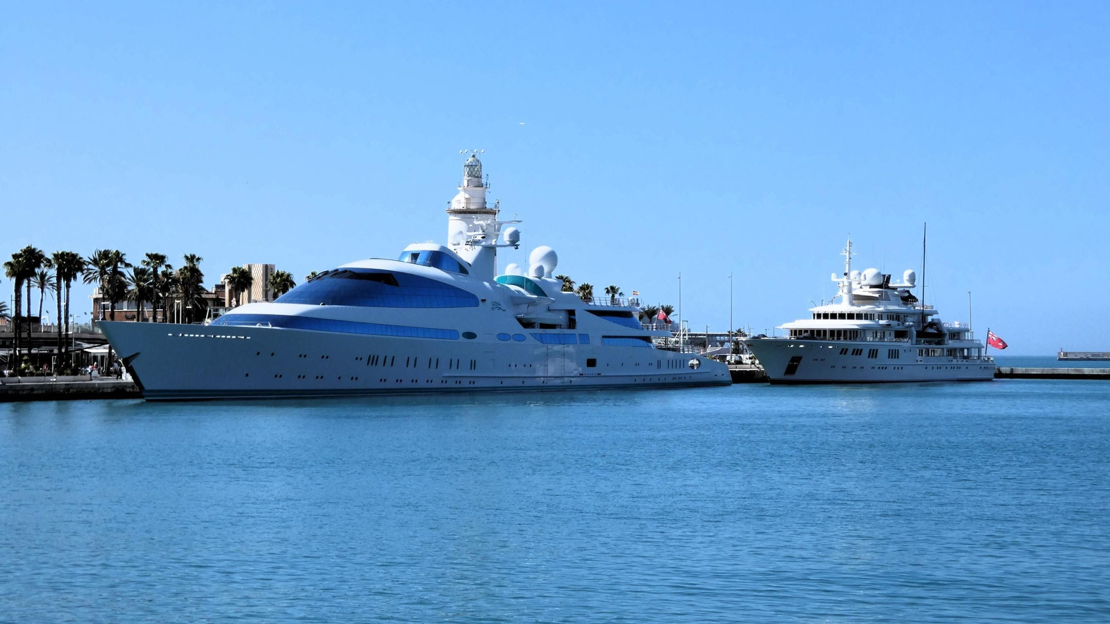 'Yas' y 'Tatoosh' atracados en el muelle uno del puerto de Málaga.