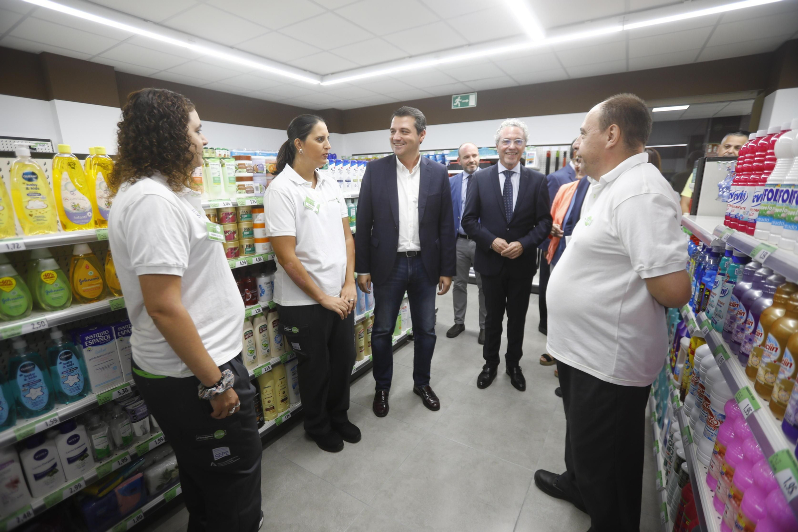 Las imágenes de la apertura del primer supermercado de Andalucía estionado por personas con discapacidad