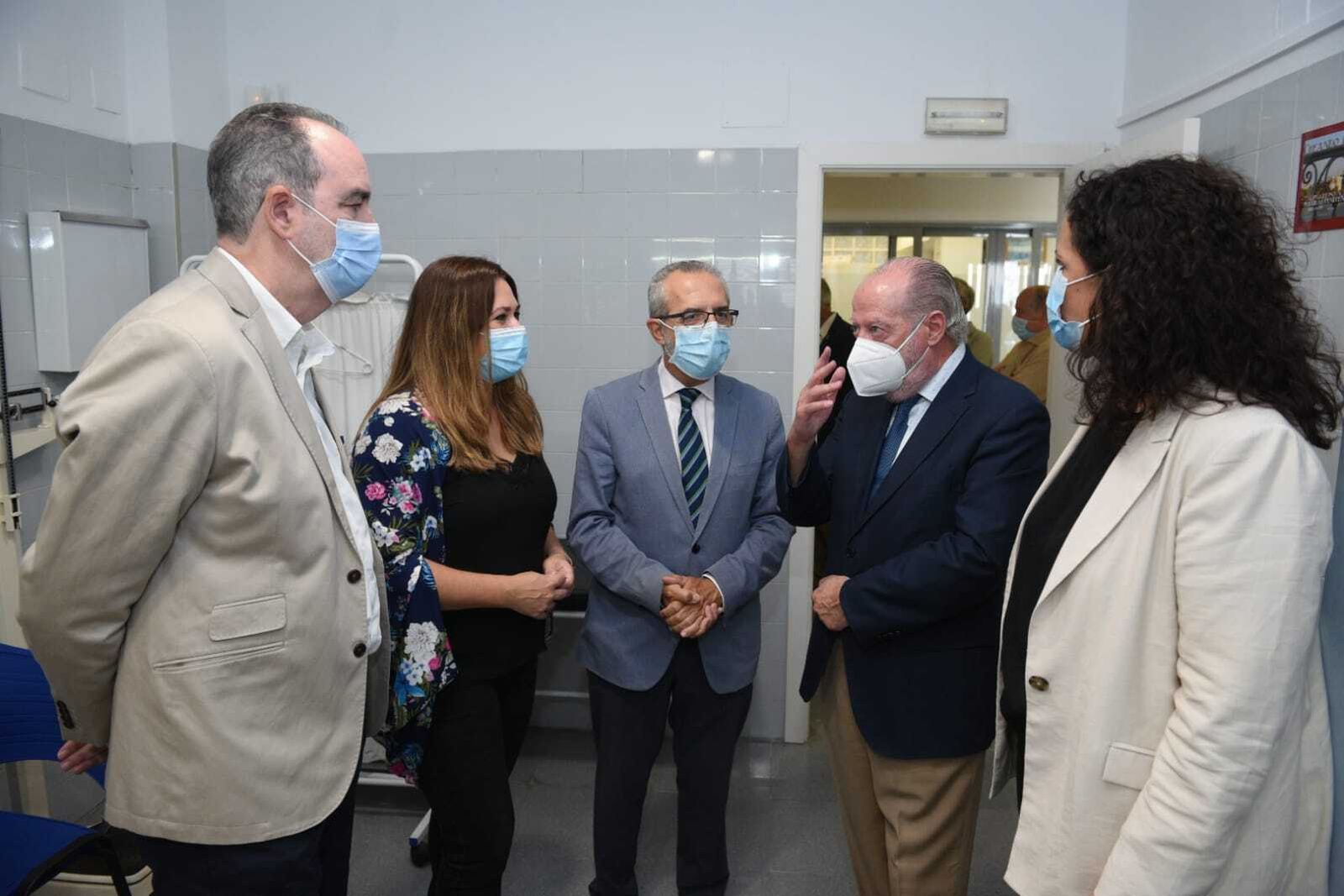 El presidente de la Diputación, junto a la diputada de Cohesión Social, el delegado municipal de Bienestar Social, la delegada del Distrito y el Comisionado del Polígono Sur, en el centro ambulatorio de tratamiento de adicciones de la zona.