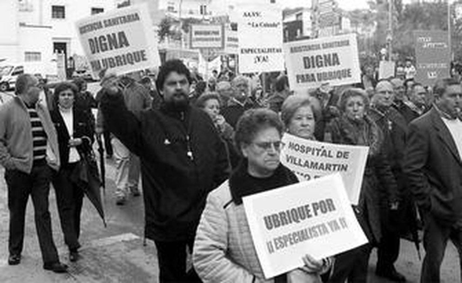 La manifestación, que reunió a decenas de ubriqueños, recorrió el centro de la localidad.
