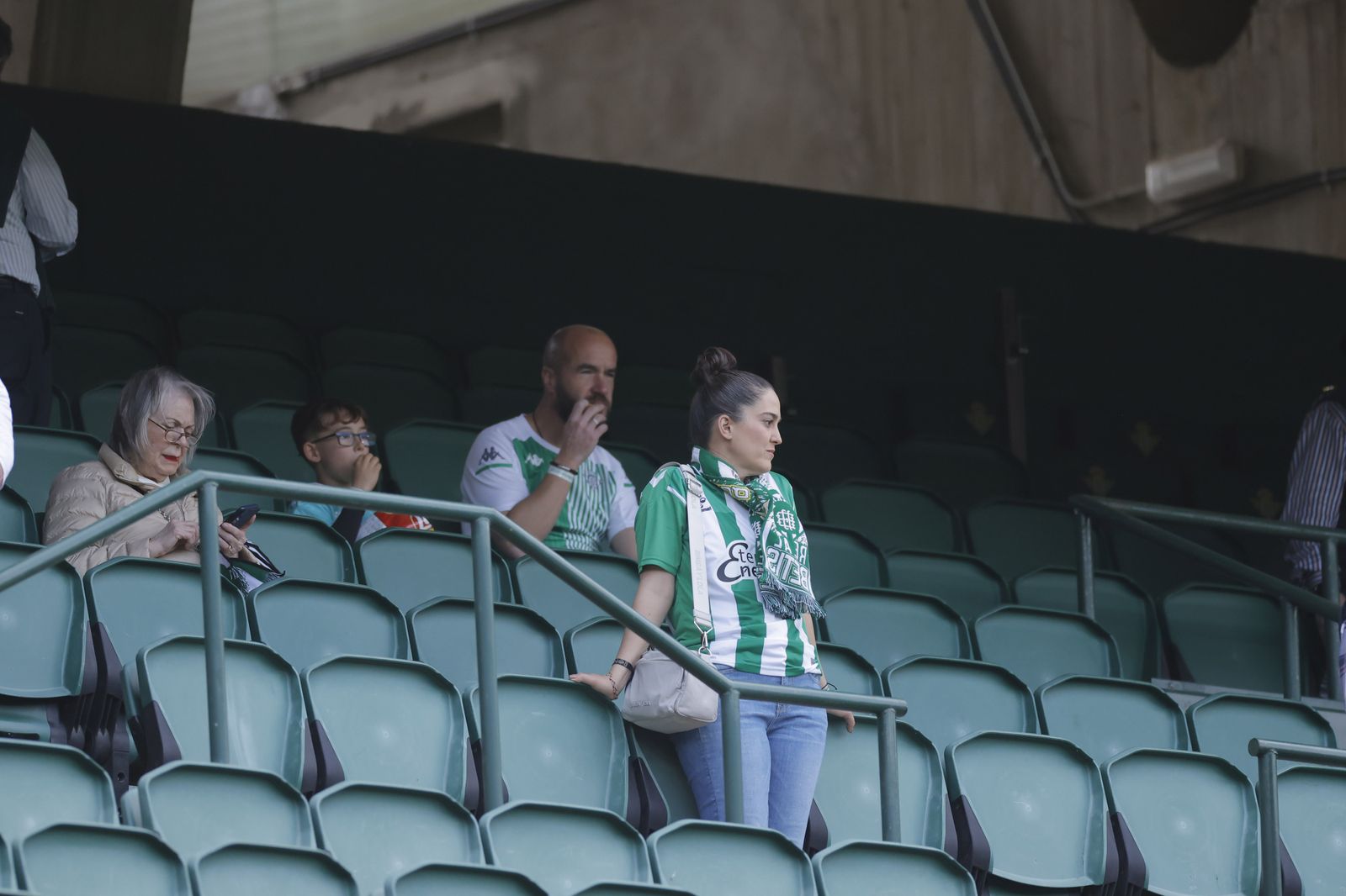 Búscate en las fotos del Betis-Manchester