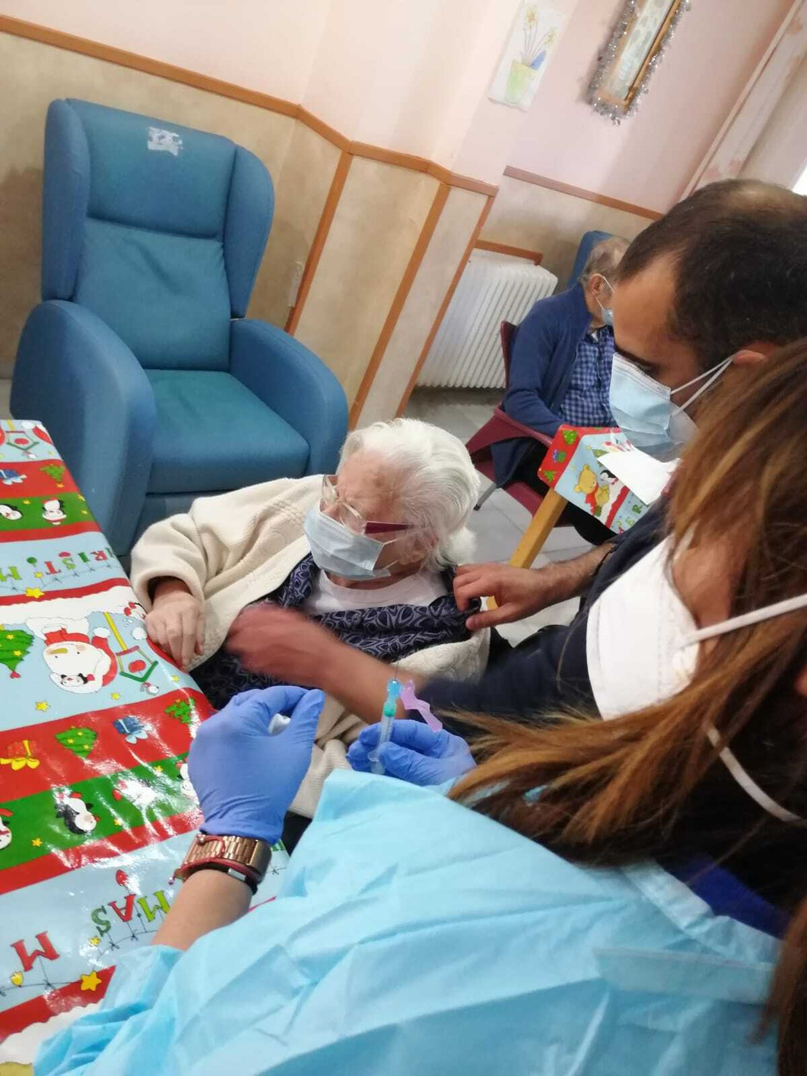 Dolores Núñez, de 103 años, recibe la vacuna.