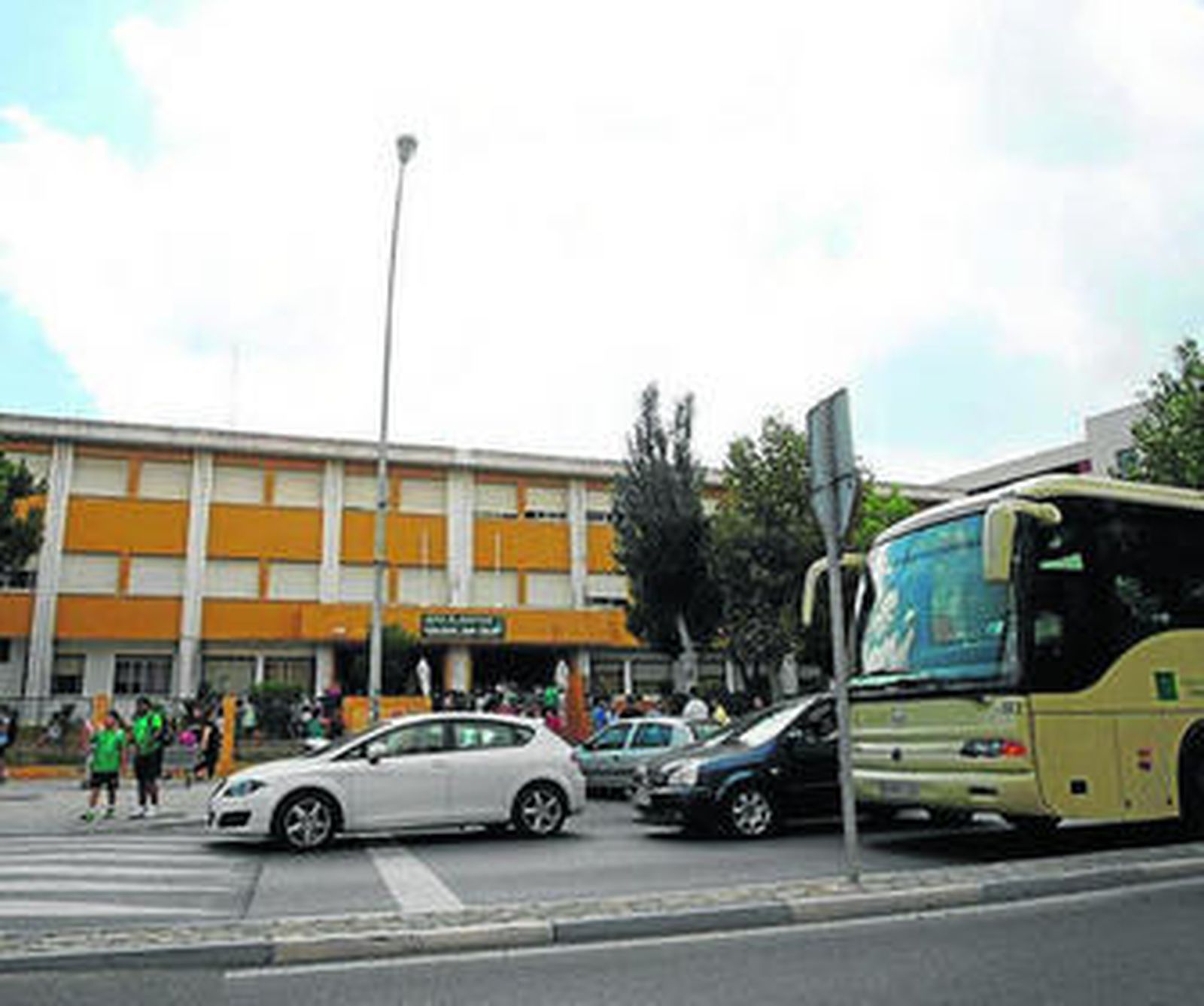 El colegio San Felipe, a la hora de la salida de clases.