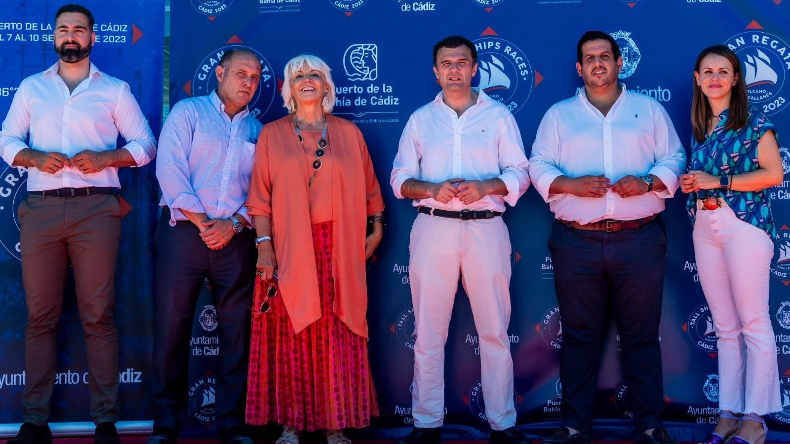 El alcalde, con la presidenta de la APBC, los concejales y el delegado Territorial de Cultura.