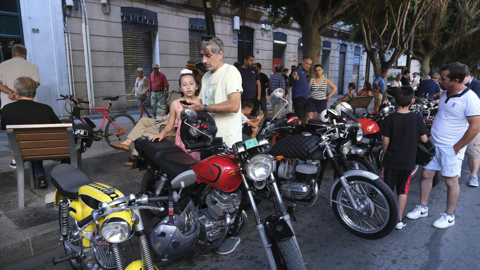 Las motos antiguas dan brillo a la Feria de Almería