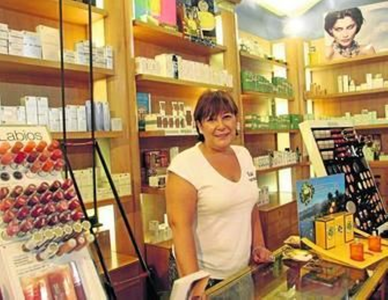 María Trujillo, empleada de Fidel Perfumería en el centro comercial Neptuno.