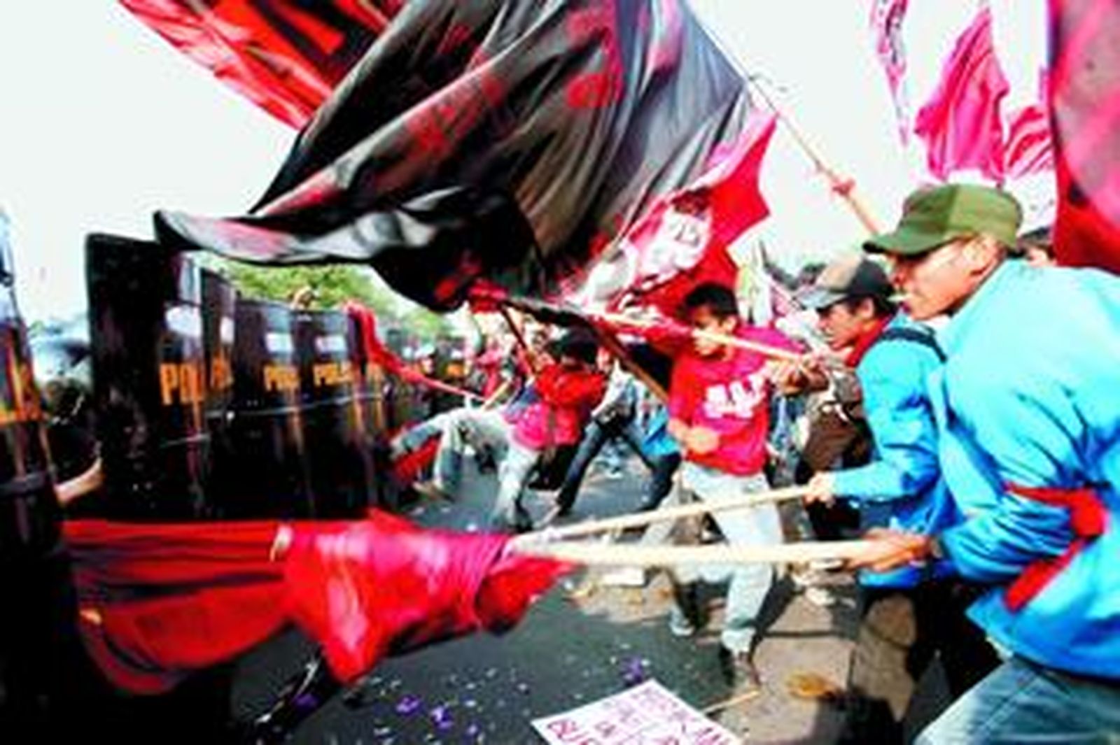 Manifestantes indonesios se enfrentan a la Policía a las puertas del Palacio Presidencial de Yakarta.