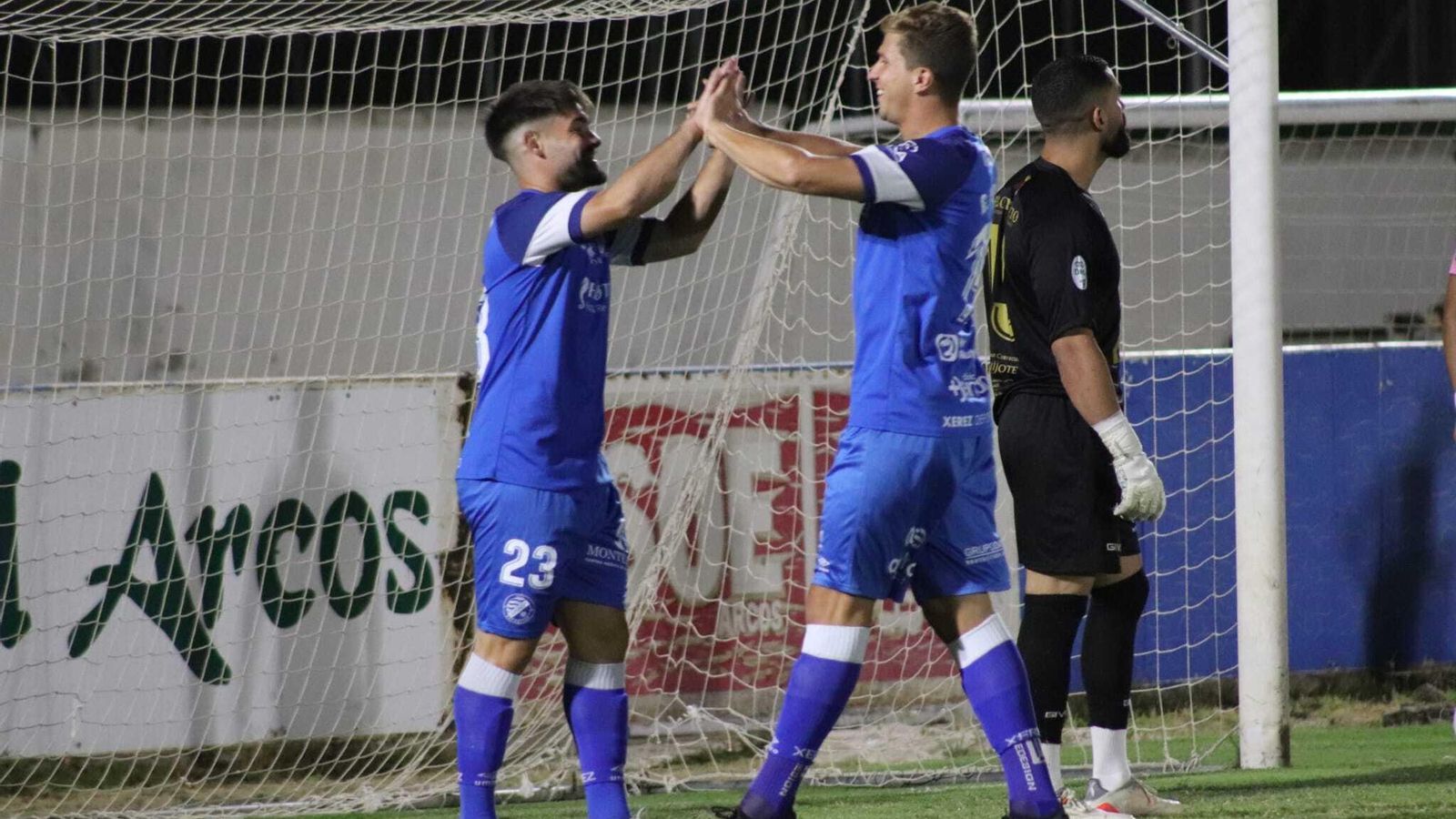 Simeone celebra con Salvi el tanto del canterano.