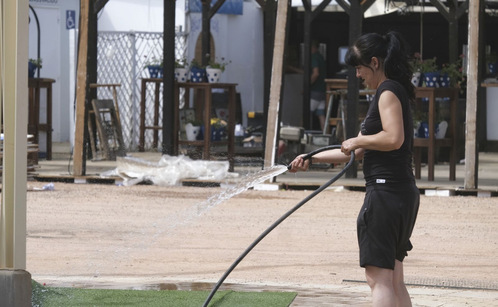 Adiós a la  Feria de Córdoba: El desmontaje de las casetas y las atracciones, en imágenes