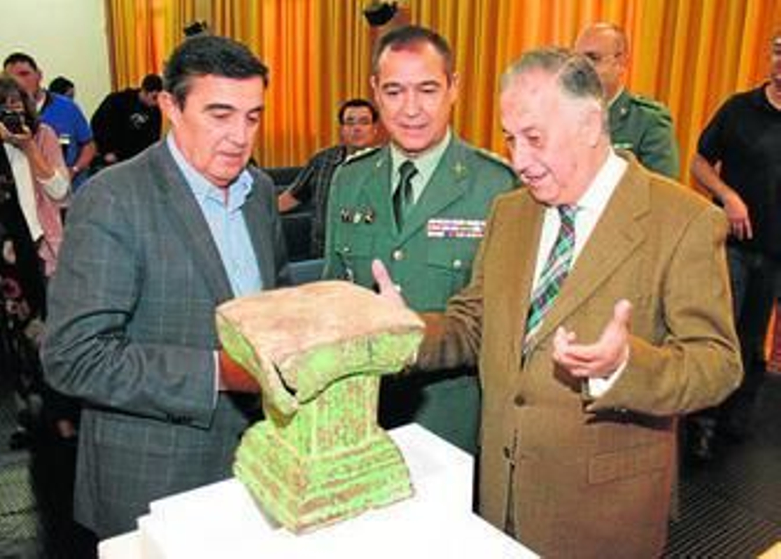 Vicente Zarza, Ezequiel Romero y Enrique Pérez, durante la entrega del yunque ayer, en el Museo Provincial.
