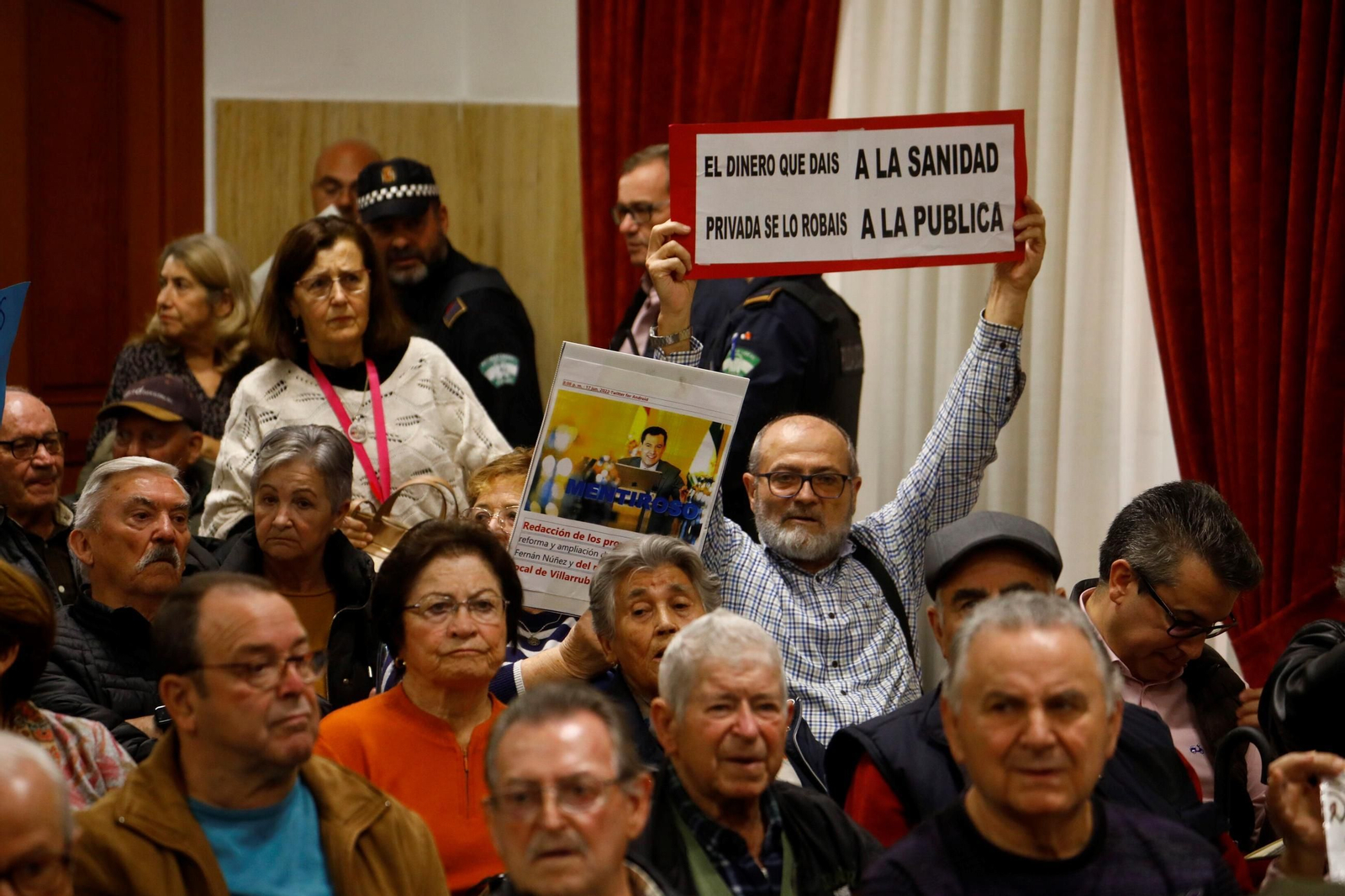 Las imágenes del Pleno suspendido por las protestas de los vecinos de Villarrubia Las imágenes del Pleno suspendido por las protestas de los vecinos de Villarrubia