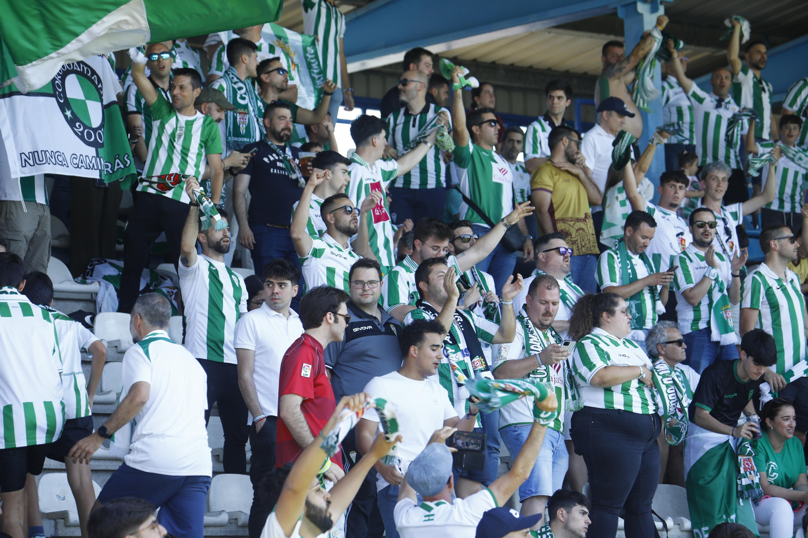 Las mejores fotos de la afición del Córdoba CF en el partido ante la Ponferradina en El Toralín Las mejores fotos de la afición del Córdoba CF en el partido ante la Ponferradina en El Toralín