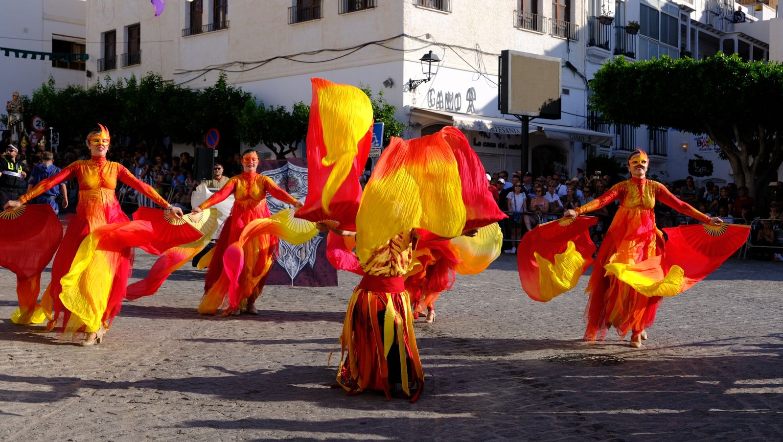 El espectacular desfile de Moros y Cristianos de Mojácar, en imágenes