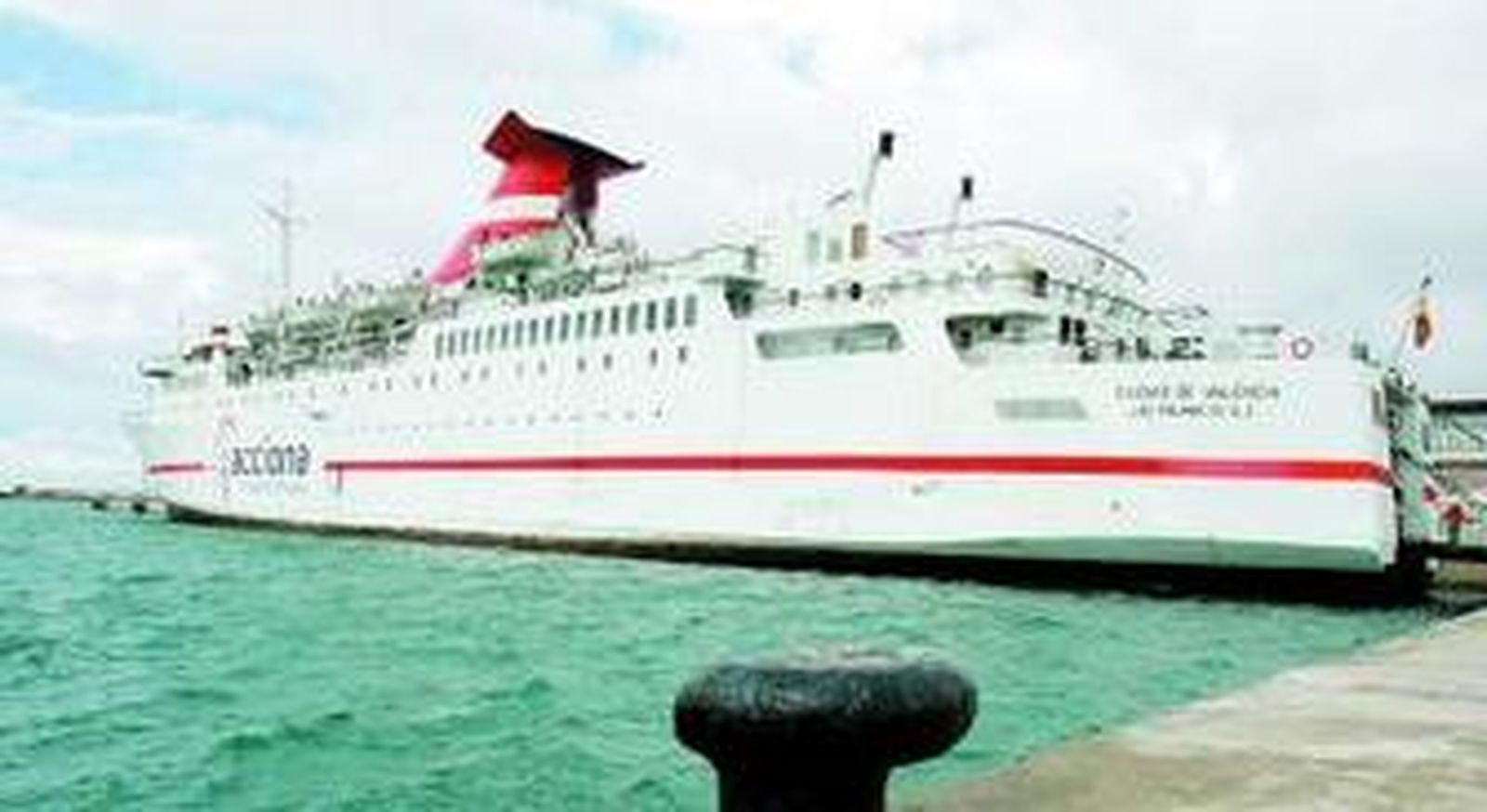 Imagen del ferry que sufrió la avería en el puerto.