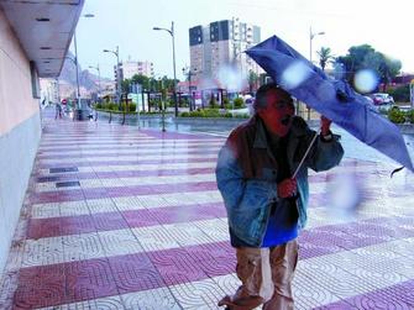 La bajada de temperaturas ha obligado a los almerienses a coger ropa de abrigo y el paraguas.