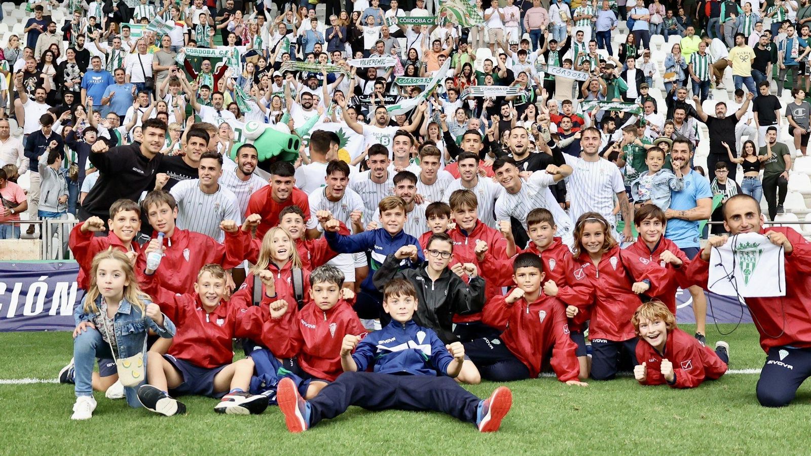 Los jugadores del Córdoba B celebran el 1-0 al Getafe B con su afición. Los jugadores del Córdoba B celebran el 1-0 al Getafe B con su afición.