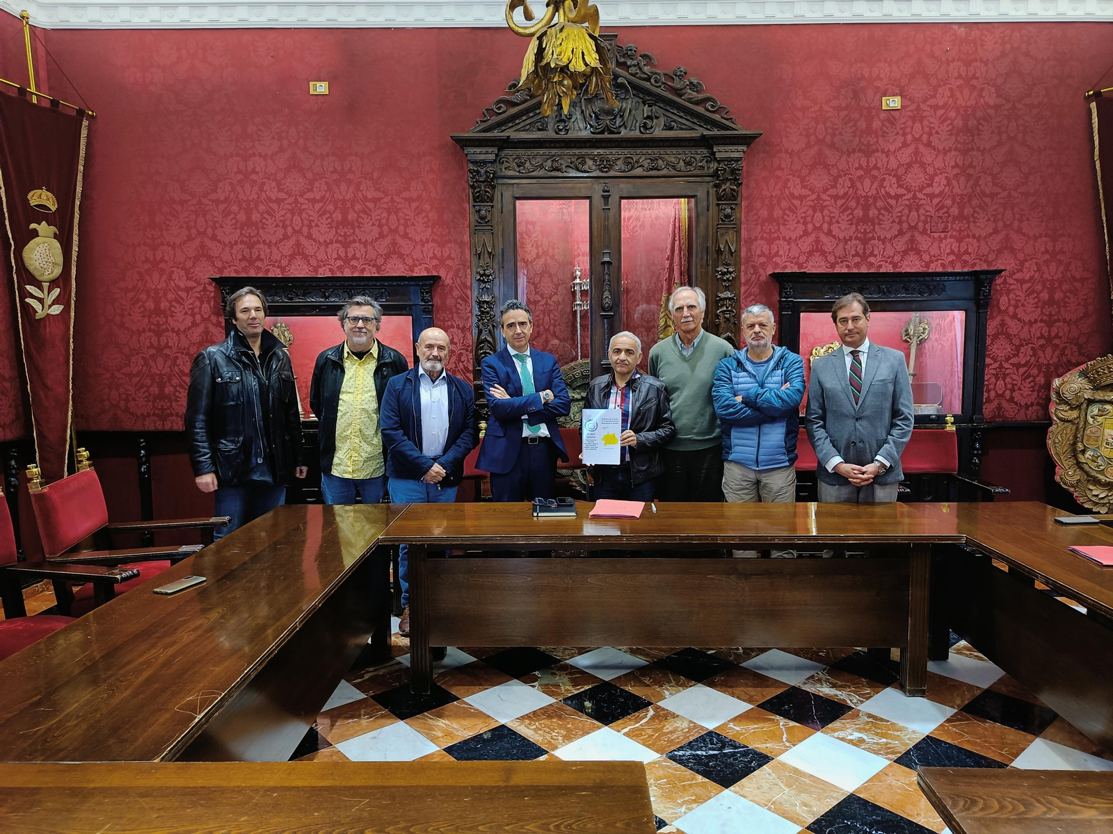 Imagen del encuentro entre los representantes de La Gran granada y el concejal Enrique Catalina Imagen del encuentro entre los representantes de La Gran granada y el concejal Enrique Catalina