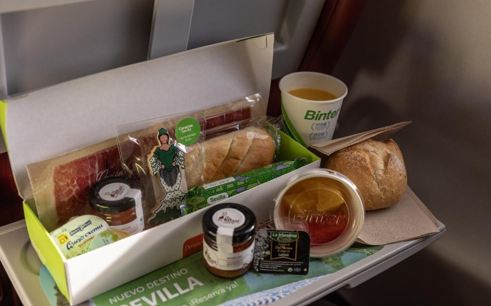 Apertivo gourmet de Binter durante el vuelo inaugural a Sevilla