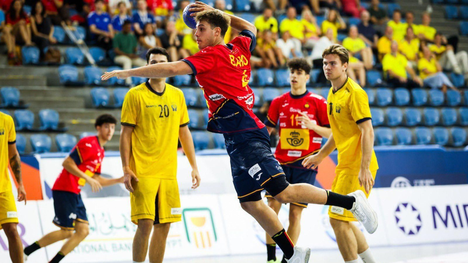 Un jugador español lanza a puerta en semifinales.