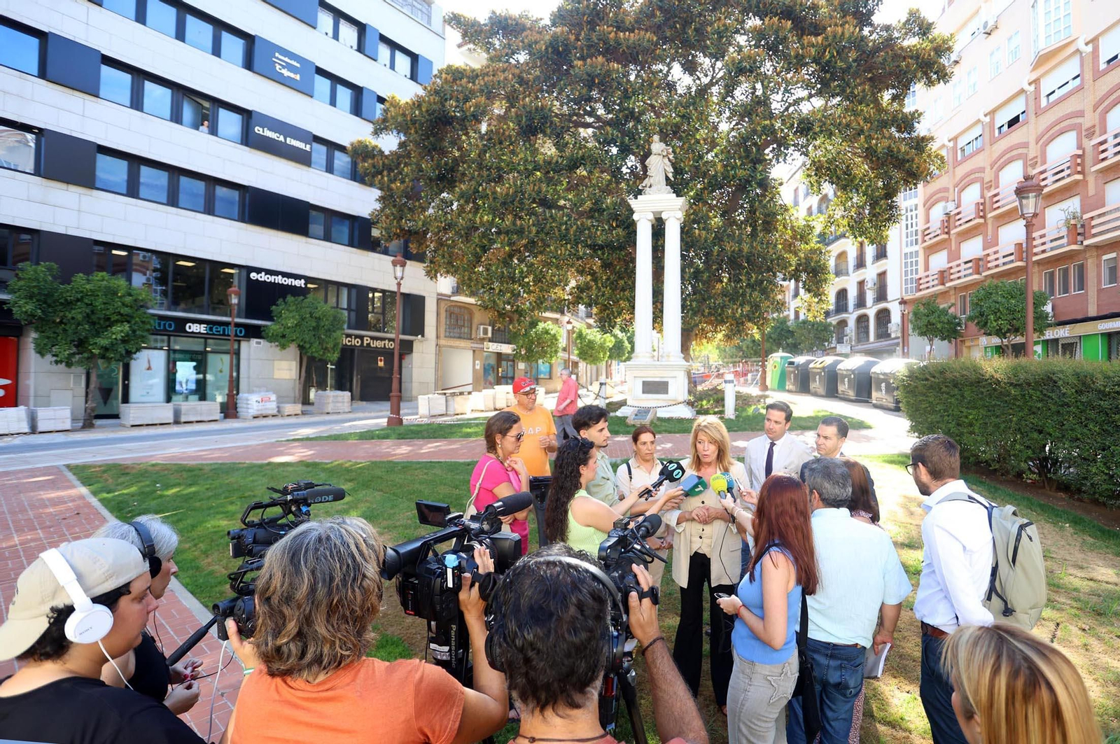 Imágenes de los trabajos para la prospección arqueológica geofísica, en la plaza Arqueológica