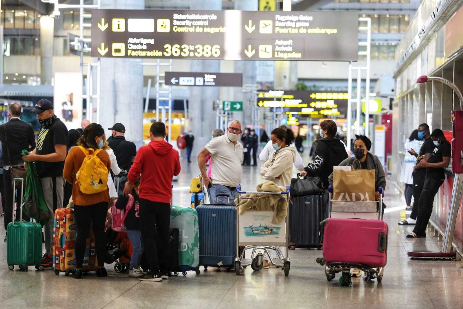 El aeropuerto de Málaga en el primer día de movilidad restringida en Andalucía.