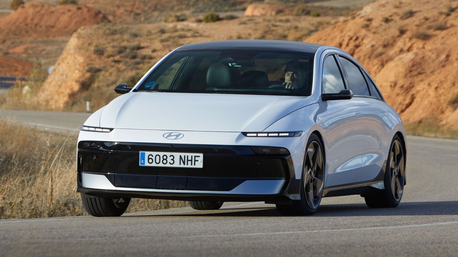 Los nuevos N Line tienen como precio de tarifa el de 54.550 euros si disponen de un motor o 57.650 si tienen dos y, consecuentemente, mayor potencia.