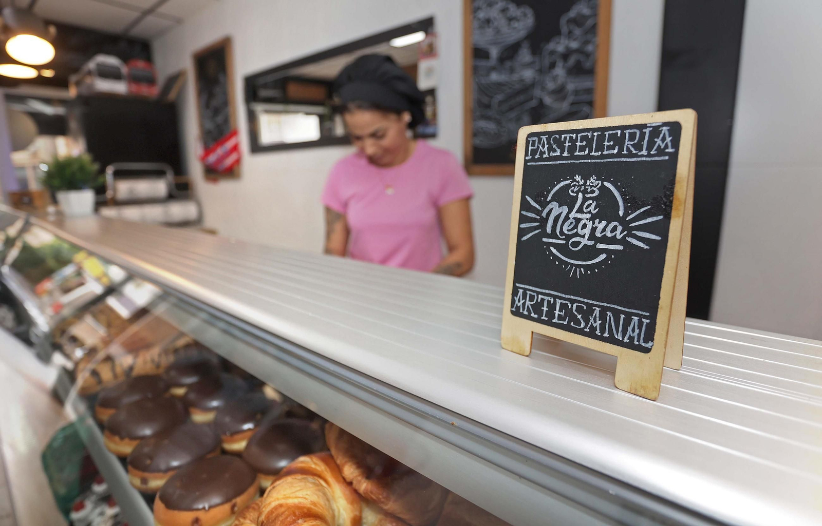 Pastelería 'La Negra': una vitrina llena de tradición y alegría