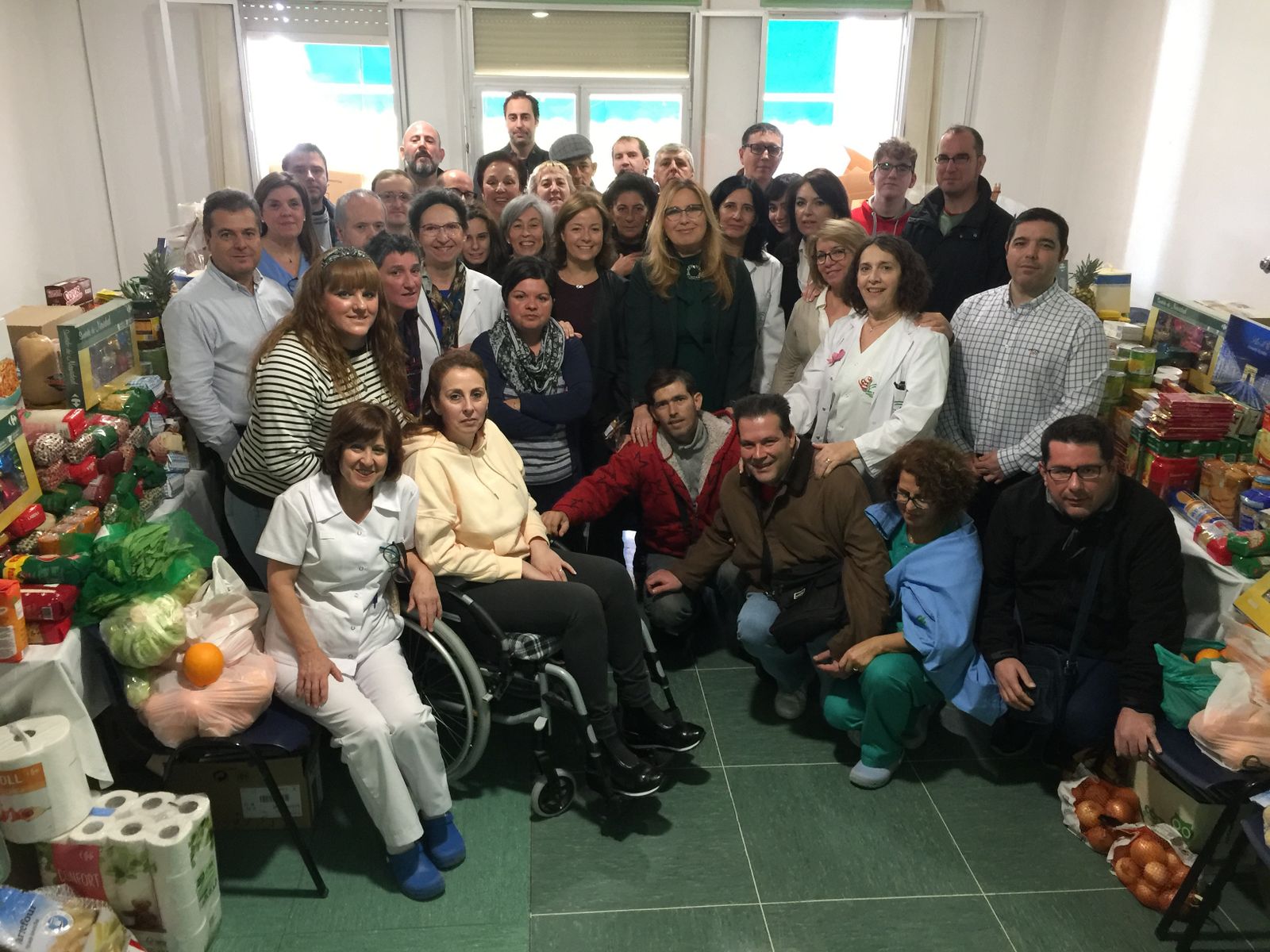 Representantes institucionales en Los Morales posan con la cesta donada a comedores sociales