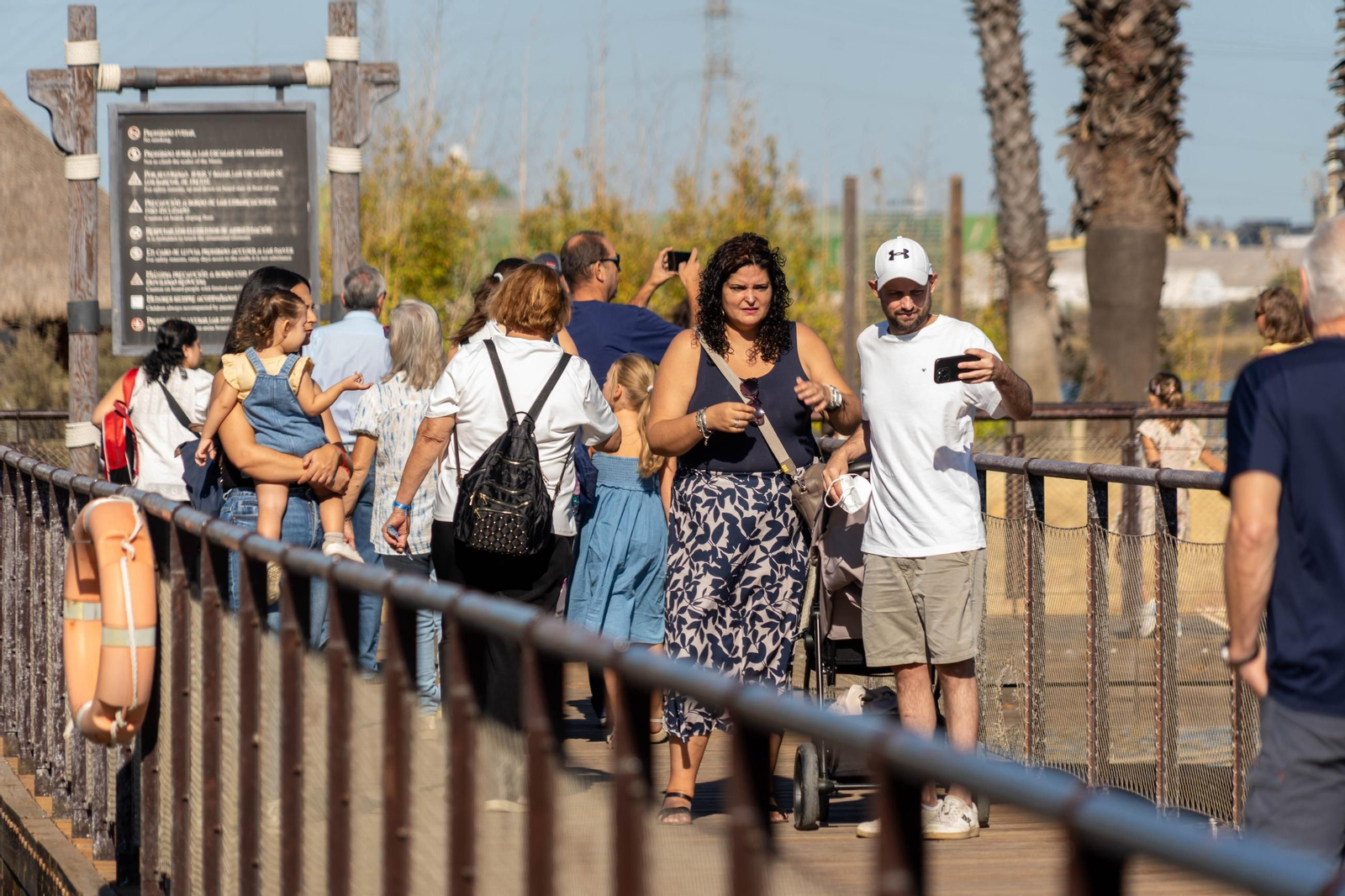 La jornada de puertas abiertas en el Muelle de las Carabelas en imágenes