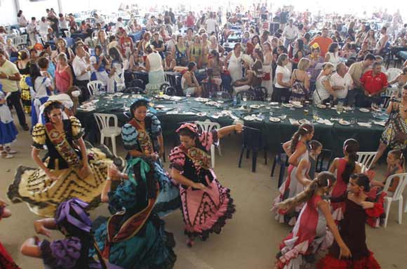 Ni el calor ni la posible resaca de la noche impidieron que las mujeres, ataviadas con sus trajes reglamentarios, llenaran el recinto ferial

Foto: Rioja-Nuria Reina
