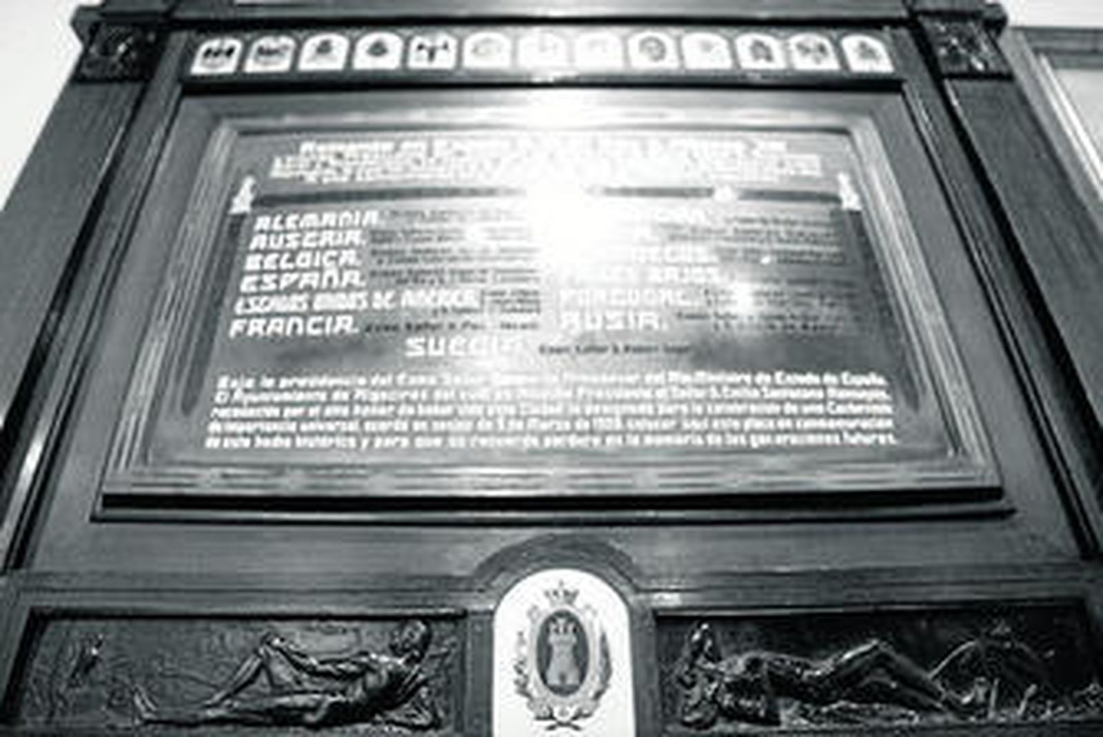 Imagen de la placa de la Conferencia de Algeciras de 1906, con el escudo de la localidad en la parte inferior.