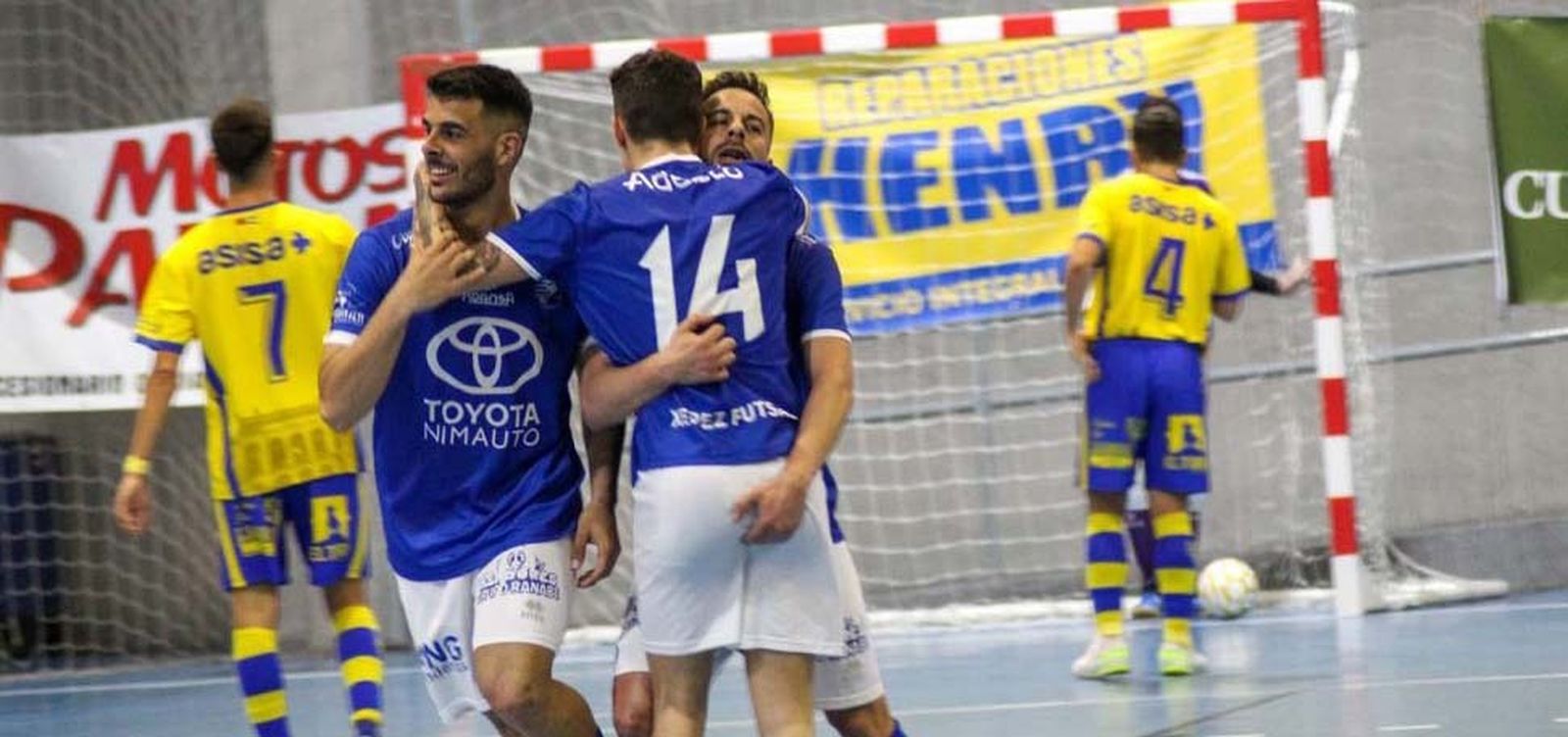 Los jugadores del Toyota Nimauto celebran uno de sus dos goles en Cádiz.