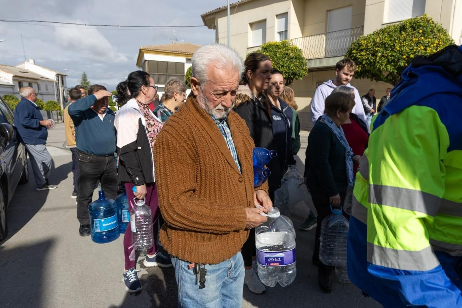 Reparten agua en Mote Lope Alvárez tras prohibir su consumo por presencia de bromato