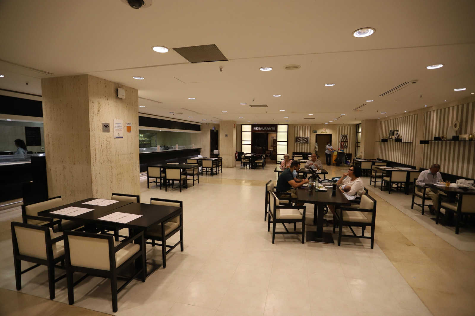 Imágenes del Corte Ingles retomando su actividad en la fase dos de la desescalada en Huelva