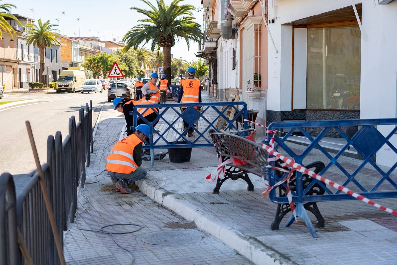 Varios operarios realizando obras en el municipio de Almonte.