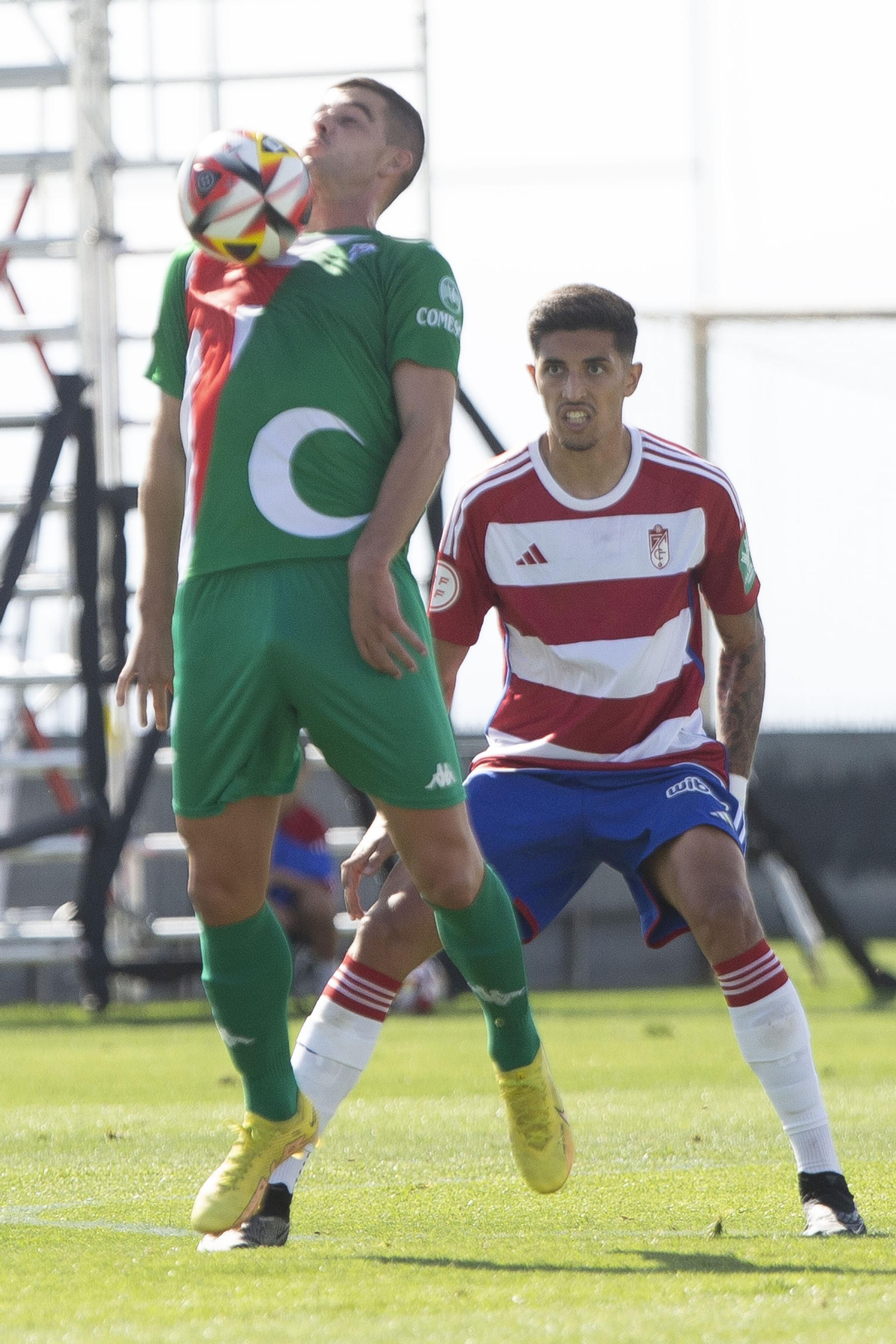 Las imágenes del encuentro entre el Recreativo Granada y el CD Alcoyano