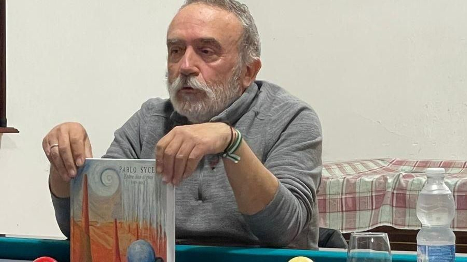 Pablo Sycet con el libro que presenta este viernes en el Museo de Huelva.