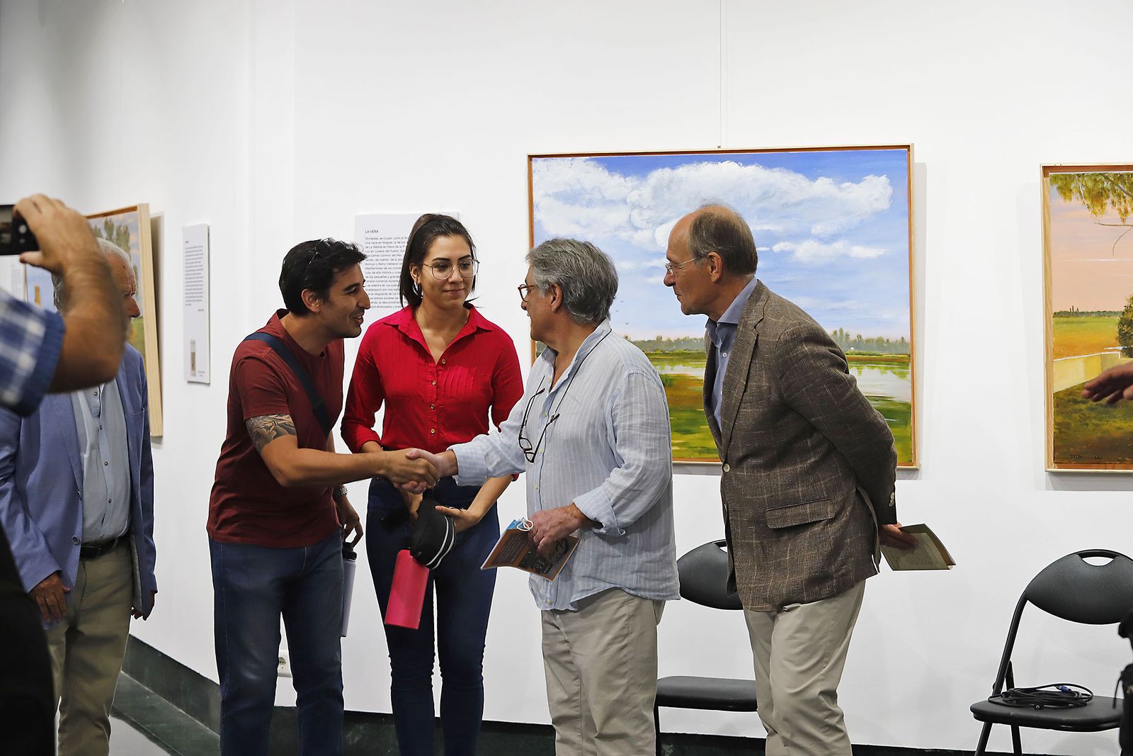 Imágenes de la inauguración de la exposición 'Pasajes y Paisajes de Doñana' de Juan VIlla