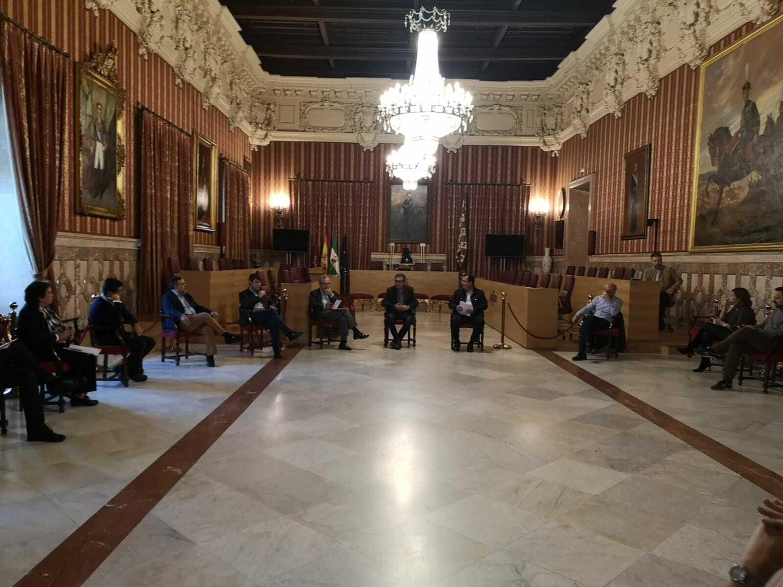 Reunión del comité de seguridad en el Ayuntamiento, con todos los asistentes a un metro de distancia.