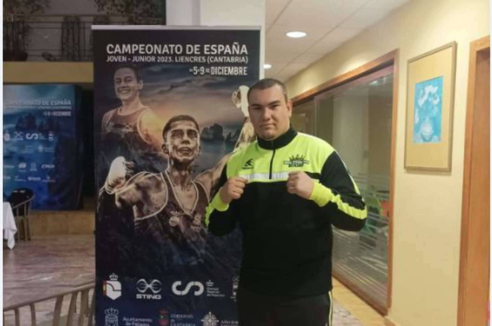 Abraham Ríos, junto al cartel anunciador del Campeonato de España
