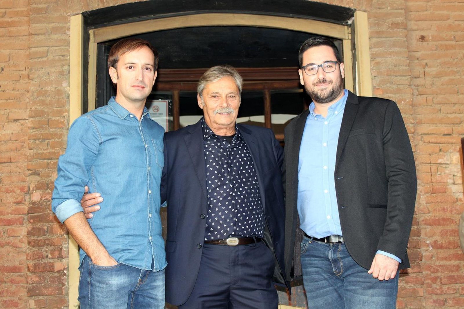 Alberto Dell'Acqua acompañado por Juan Francisco Viruega y José Díaz, alcalde de Tabernas.