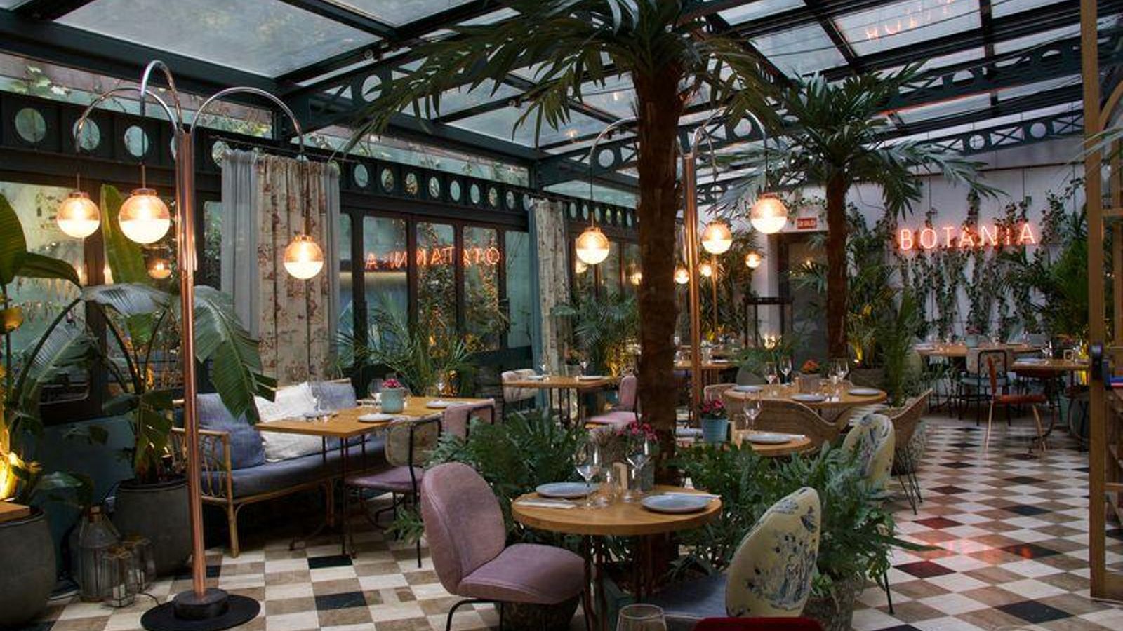 Salón de Botania, restaurante de Madrid en la planta baja del VP Plaza España Design