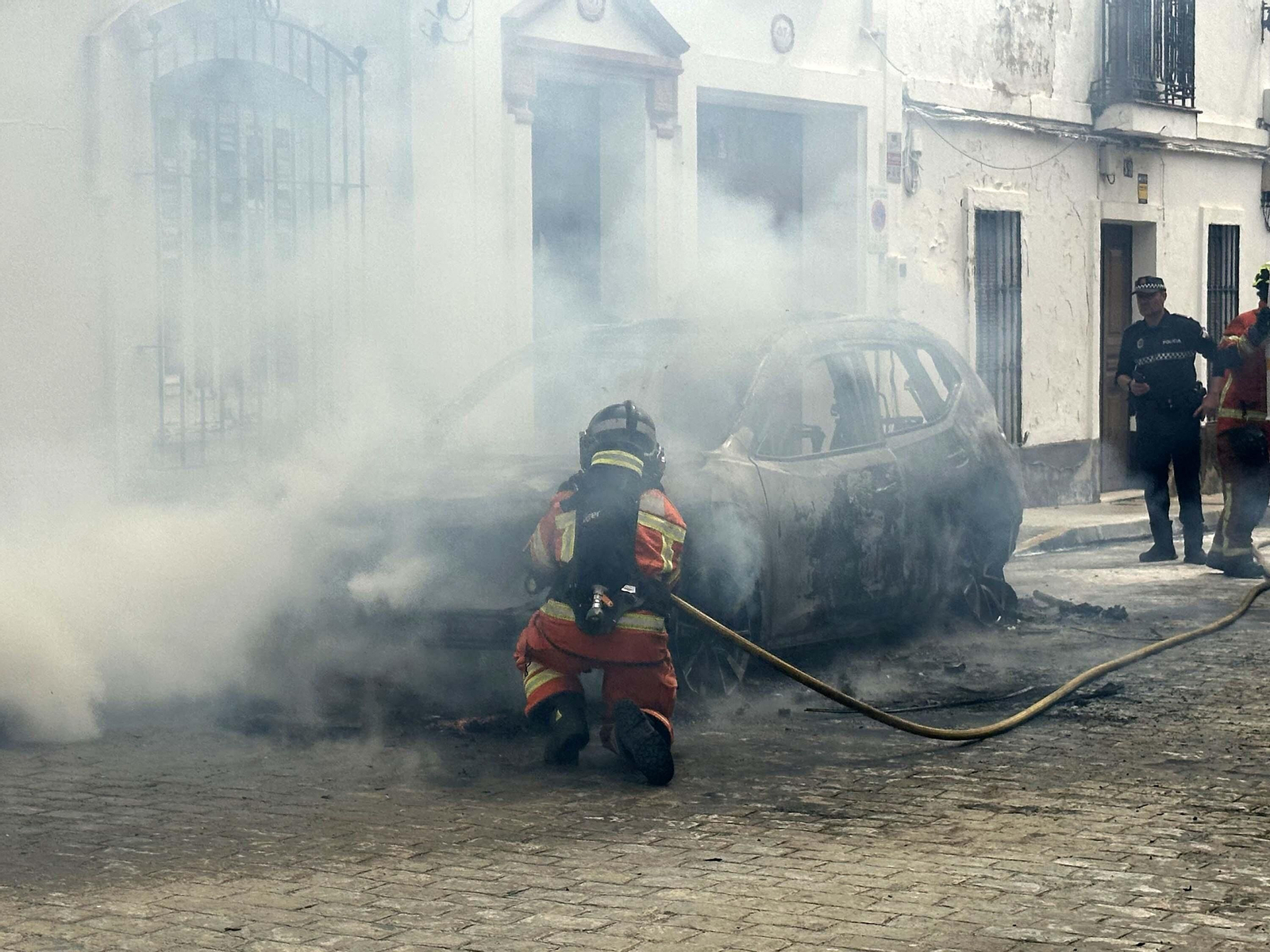 Alarma vecinal en Cartaya por el incendio de un coche: así han sofocado las llamas Policía Local, Guardia Civil y Bomberos
