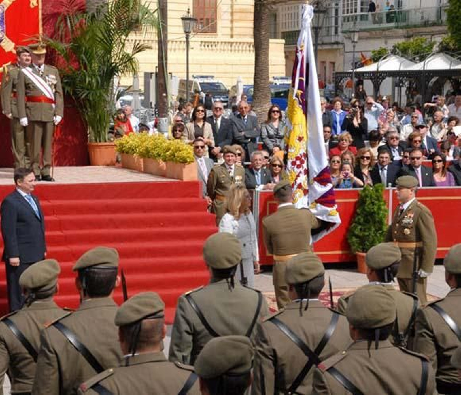 Casi 200 personas participaron en la jura de bandera civil, celebrada en la calle Real

Foto: Rioja