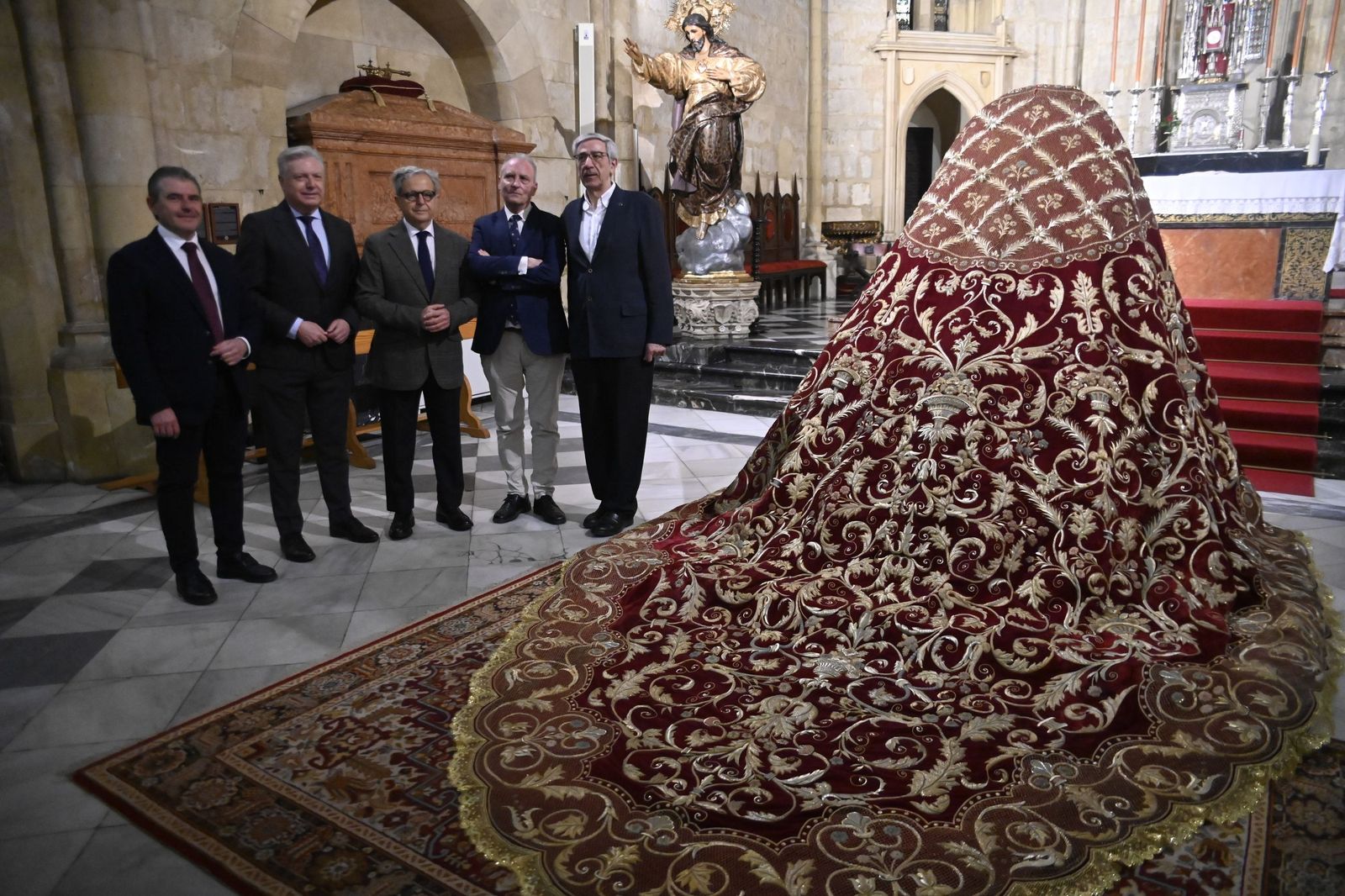 Las fotos de la presentación del manto de la Reina de los Mártires de Córdoba tras su restauración