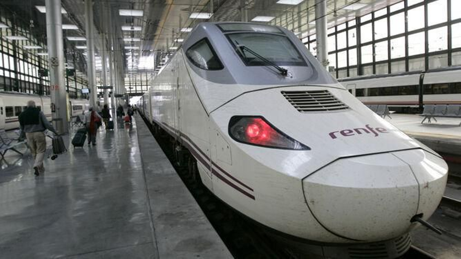 El tren Alvia en la estación central de Cádiz