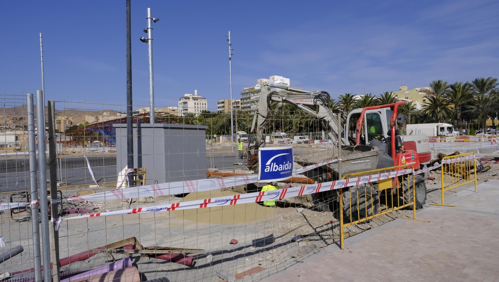 La prueba del izado de la bandera española y las obras del Puerto de Almería, en imágenes